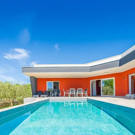 Villa Modern With Pool And Terrace In